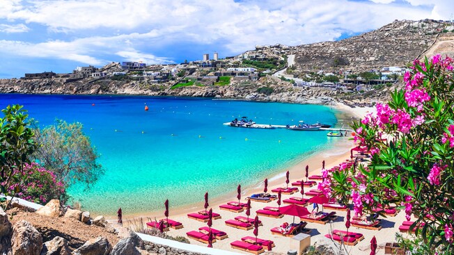 Una playa de la isla de Miconos en Grecia con camastros