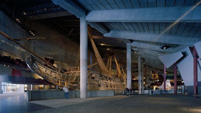 Un gran barco de madera que se exhibe en el Museo Vasa