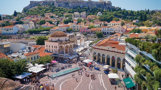 El vecindario de Slaka con edificios frente a la Acrópolis de Atenas El vecindario de Slaka con edificios frente a la Acrópolis de Atenas