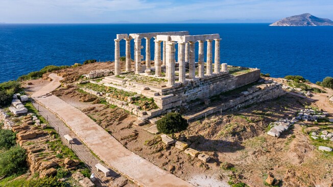 O Sítio Arqueológico de Sounion com ruínas de templos e cercado pelo Mar Egeu
