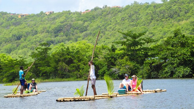 Turistas em 2 jangadas de bambu conduzidas por guias
