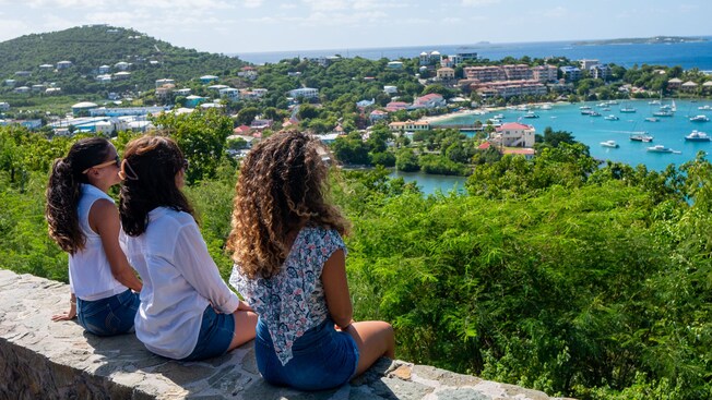 Três mulheres sentadas na borda com vista para Saint John, Ilhas Virgens Americanas