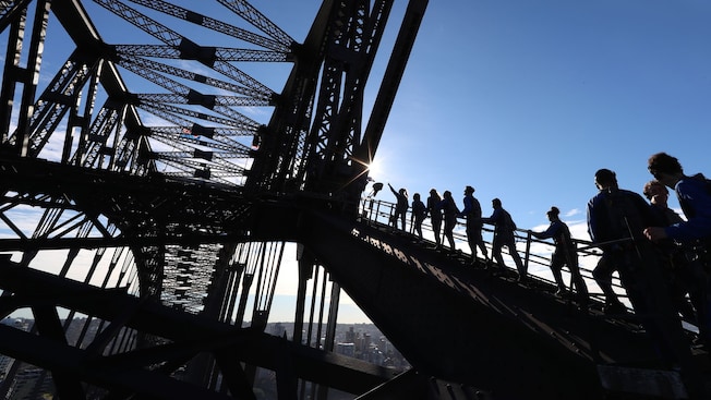 Um grupo de pessoas passeando na Ponte da Baía de Sydney Um grupo de pessoas passeando na Ponte da Baía de Sydney