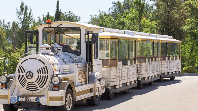 Un tranvía turístico hecho para lucir como un tren