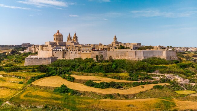 Una cúpula rodeada de edificios antiguos