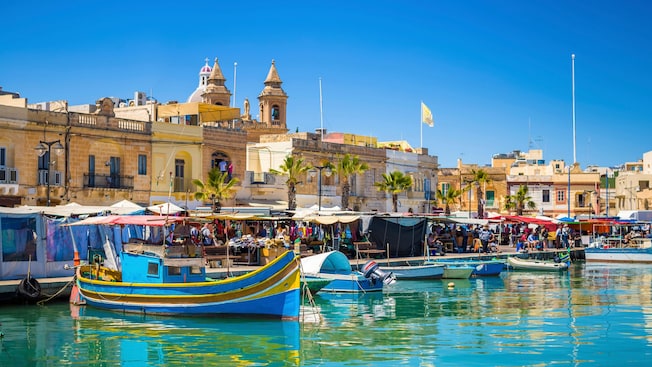 O porto de Marsaxlokk, em Malta, repleto de pequenos barcos O porto de Marsaxlokk, em Malta, repleto de pequenos barcos