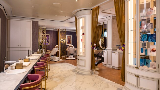 En el interior de Untangled Salon se revelan estaciones de manicura, estaciones de tratamientos privados y estantes llenos de productos de belleza de alto nivel