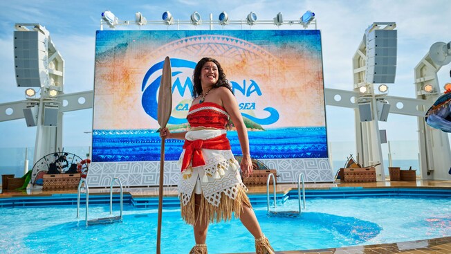Moana al lado de una piscina durante el espectáculo en vivo Moana, Call of the Sea en el crucero Disney Adventure