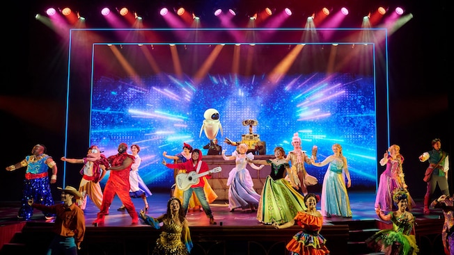 Varios Personajes de Disney presentándose en el escenario durante el espectáculo Remember: Un Espectáculo de Disney y Pixar Varios Personajes de Disney presentándose en el escenario durante el espectáculo Remember: Un Espectáculo de Disney y Pixar