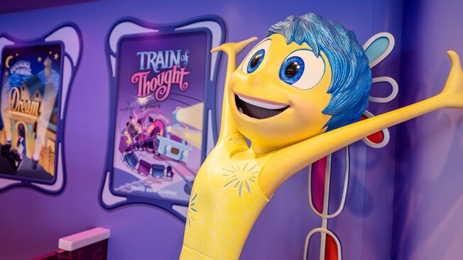 Uma estátua de Joy do filme de animação da Disney Inside Out