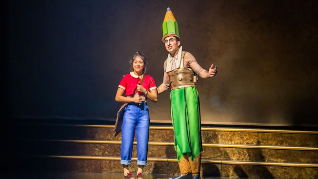 Julie e Mister Pencil no palco com uma escada