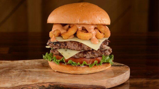 O El Diablo Burger no D-Luxe Burger, com 2&nbsp;hambúrgueres, queijo pepperjack, tomate e alface entre 2&nbsp;pães 