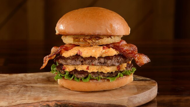 O Southern Burger no D-Luxe Burger, com 2&nbsp;hambúrgueres, um tomate verde frito, queijo pimento, bacon e alface, servido entre 2&nbsp;pães