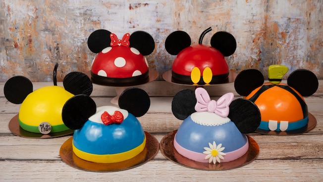 Cakes inspired by Minnie Mouse, Mickey Mouse, Pluto, Donald Duck, Daisy Duck and Goofy