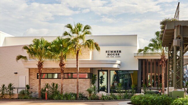 A building with a sign that says, ‘Summer House on the Lake’