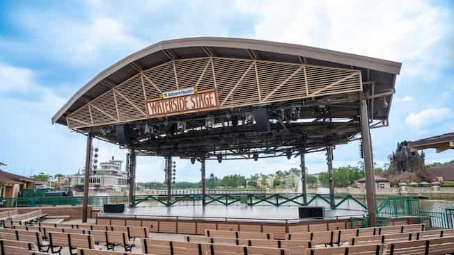 El AdventHealth Waterside Stage en Disney Springs con filas de bancos vacíos