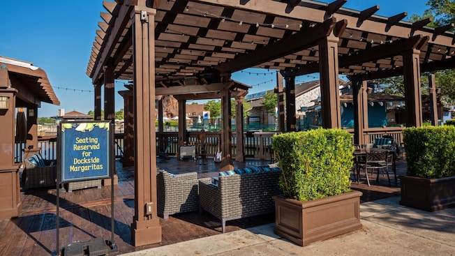 El comedor al aire libre con sofás y mesas en Dockside Margaritas en Disney Springs
