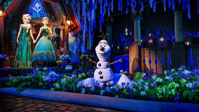 Elsa, Anna and Olaf on the Frozen Ever After attraction