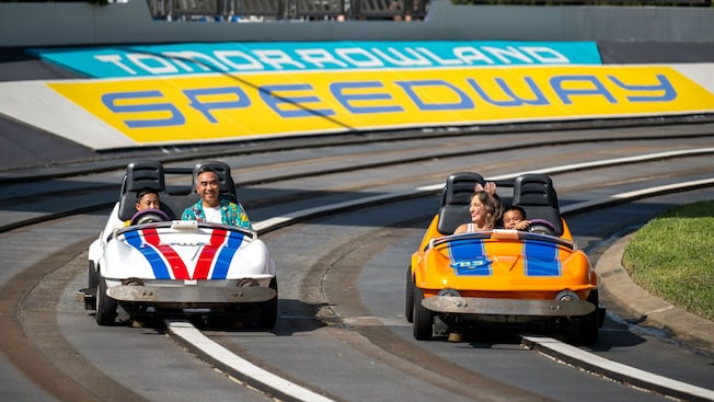 Los Visitantes navegan por Tomorrowland Speedway en Magic Kingdom Park