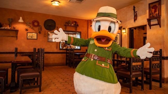 O Donald Duck com trajes de safári de braços abertos no Tusker House Restaurant