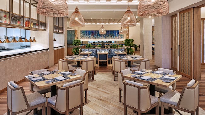 Un comedor del restaurante Amare en Walt Disney World Swan Reserve con un mostrador de bufet de desayuno