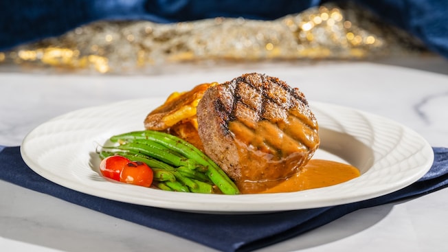 Filete miñón asado, servido con judías verdes y tomates cherry