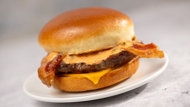 Una hamburguesa de carne Angus de un tercio de libra con queso y tocineta y salsa exclusiva Sonny Eclipse