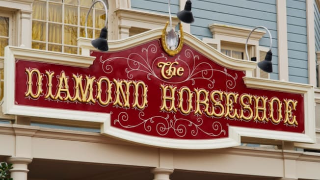 El letrero de “The Diamond Horseshoe” sobre la entrada del restaurante