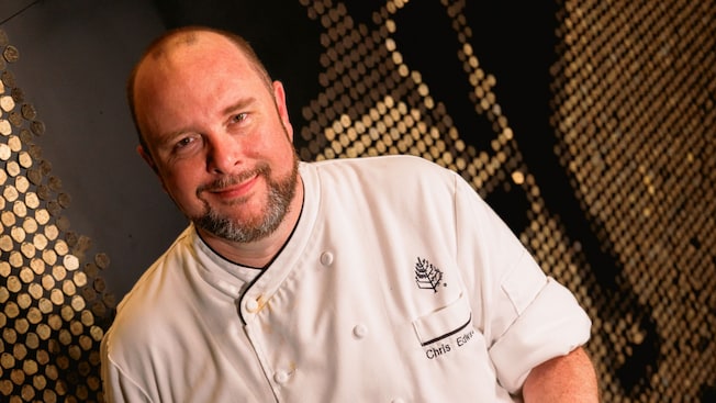 El chef Chris Edwards de Capa, en el Four Seasons Resort Orlando, en Walt Disney World Resort, sosteniendo un plato de mariscos
