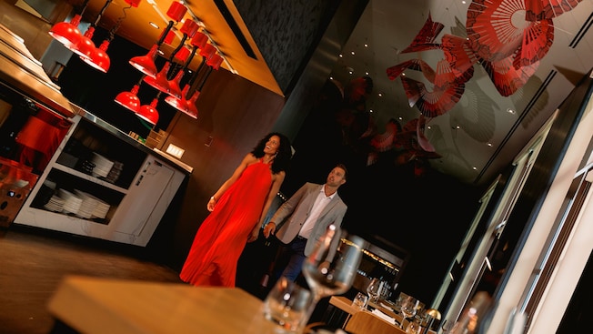 Una pareja caminando por el interior del restaurante especializado en carnes Capa, en el Four Seasons Orlando