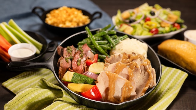 Varias sartenes con pavo con gravy, puré de papas, ensalada y mucho más