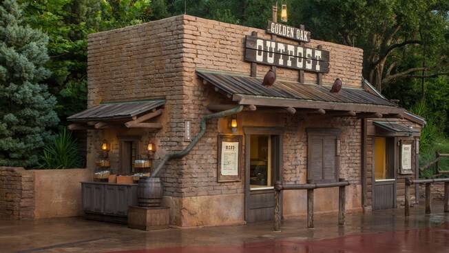 Vista exterior de Golden Oak Outpost, un comedor al estilo del Viejo Oeste
