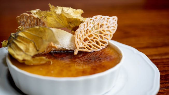 Un ramequin rempli de crème brûlée à l’érable garni d’une tuile en forme de feuille au restaurant Le Cellier Steakhouse à EPCOT