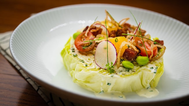 Une assiette avec une Steakhouse Wedge Salad avec des garnitures au Le Cellier Steakhouse à EPCOT