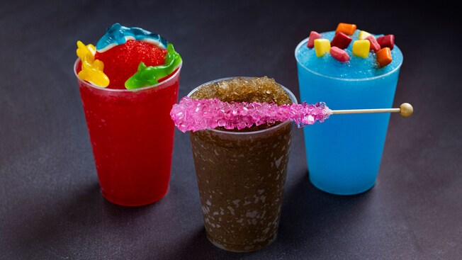3 bebidas heladas cubiertas con una variedad de dulces de Refreshment Station en Epcot