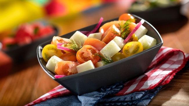 Un plato lleno de tomates, cebollas y otros vegetales