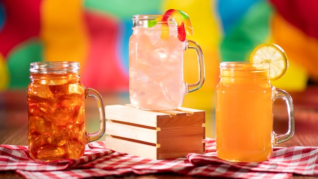 Tres vasos con asas llenos de bebidas frías