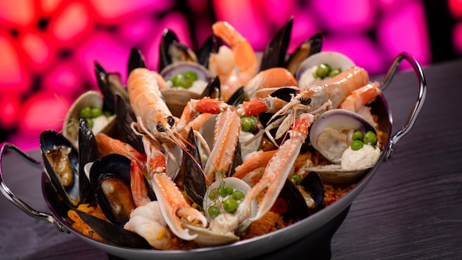 Un tazón de paella de mariscos sobre una mesa de Toledo Tapas, Steak & Seafood