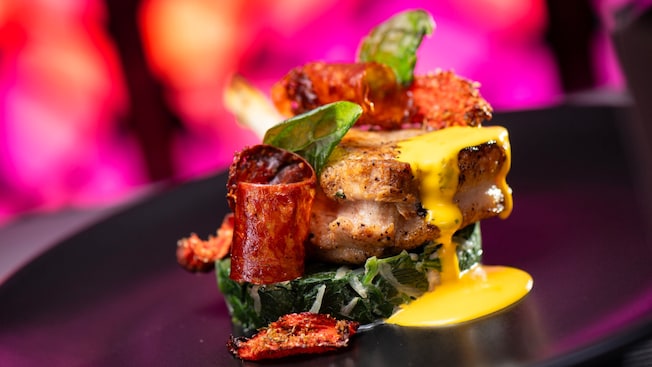 Chuleta de cerdo ahumada en un plato con salsa de Toledo – Tapas, Steak & Seafood