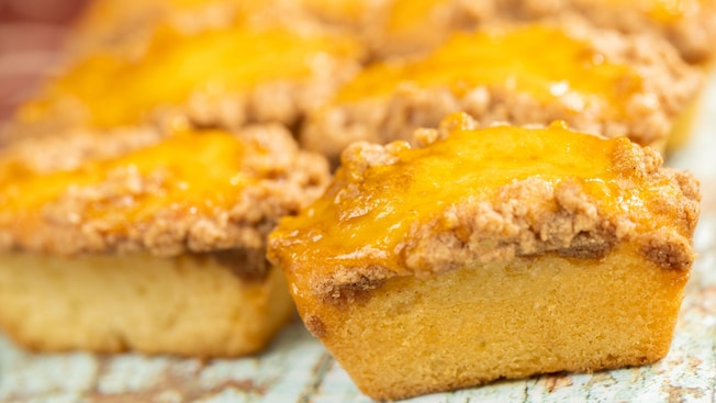 Cuadrados de pastel de migas glaseado en una bandeja