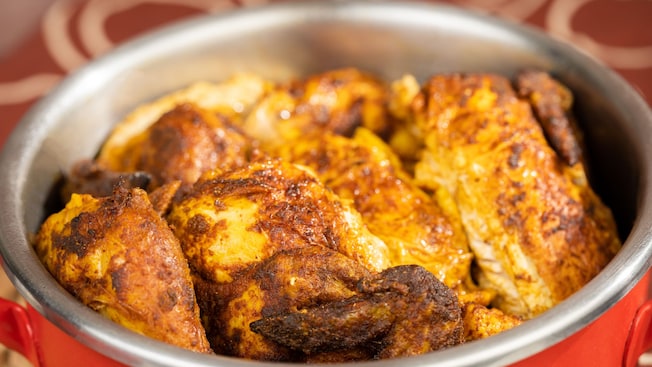 Piezas de pollo asadas y especiadas en una olla