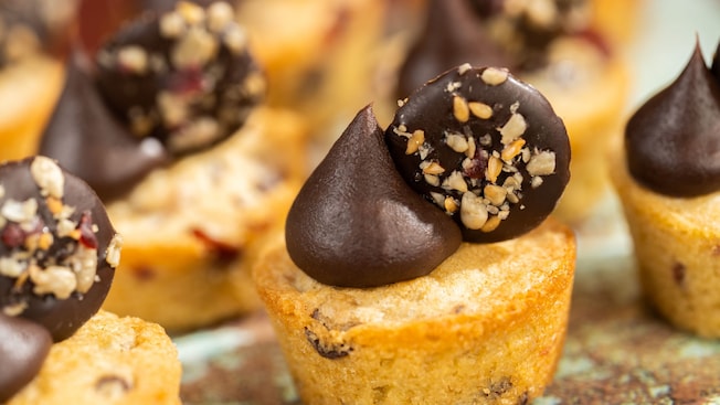 Minitazas de galleta cubiertas con ganache de chocolate y nueces picadas