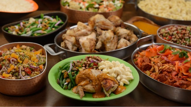 Vários pratos de almoço e jantar, incluindo frango, carne bovina, vagem e saladas variadas