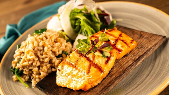 Un Salmón en Tabla de Cedro servido con risotto y ensalada de Whispering Canyon Café en Disney's Wilderness Lodge