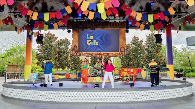 Le groupe La Calle se produit sur la scène de CommuniCore Plaza à EPCOT