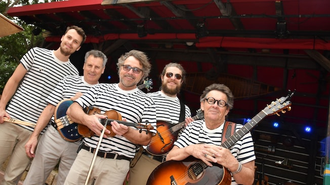 The 5 members of the band Suroit holding instruments