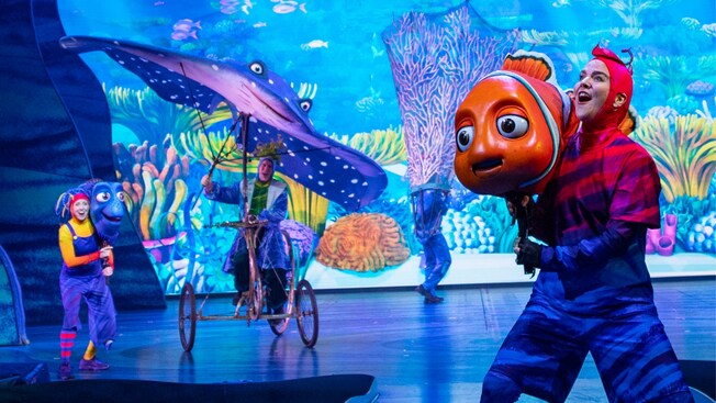 Cast members no palco usam fantoches durante o espetáculo Finding Nemo The Big Blue and Beyond na DinoLand USA, no Disney's Animal Kingdom Theme Park