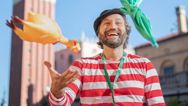A performer juggling in the Italy Pavilion in World Showcase