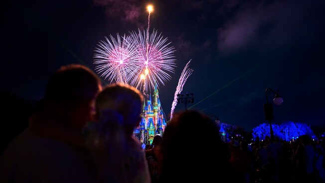 Uma multidão assiste a fogos de artifício explodirem sobre o Cinderella Castle no Magic Kingdom Park