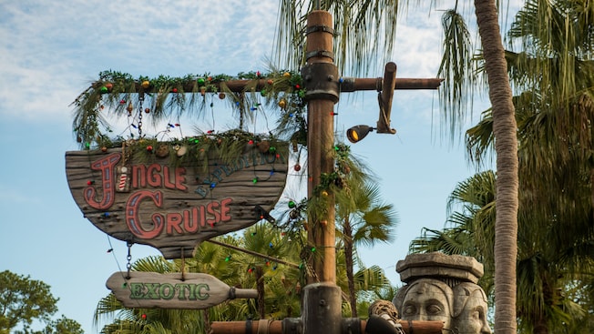 Un letrero que dice “Jingle Cruise” y otro que dice “Exotic”